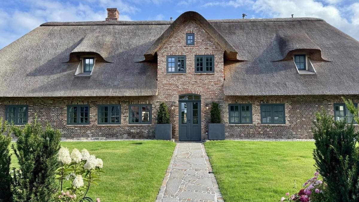 Tinnum House | Alte Liebe - 5 star thatched roof house for 7 pers. with sauna, garden, parking space,