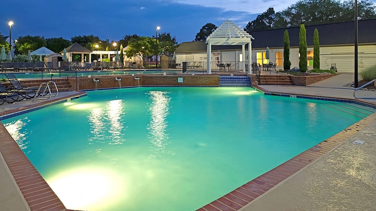 Berkeley Hotel | Always a Great Idea To Unwind! 3 Amazing Suites w/Kitchen and Living Room