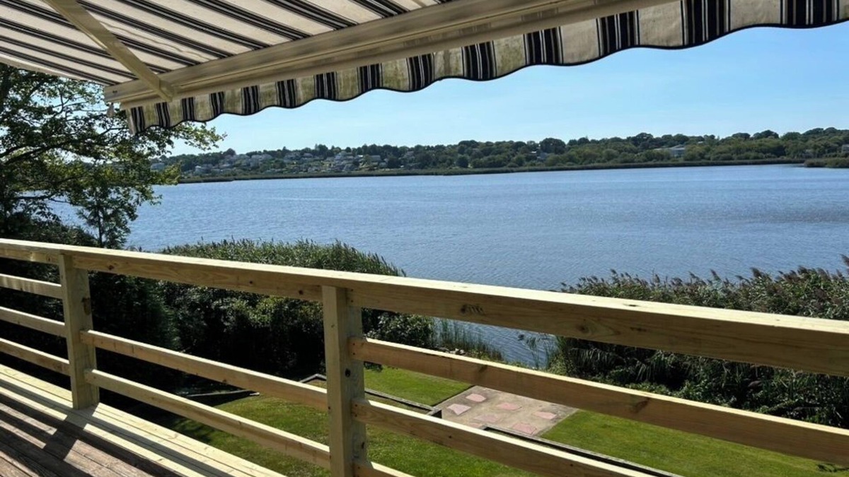 Bonnet Shores House | Always clean water view 3-BR Waterfront house in Bonnet Shores Narragansett.