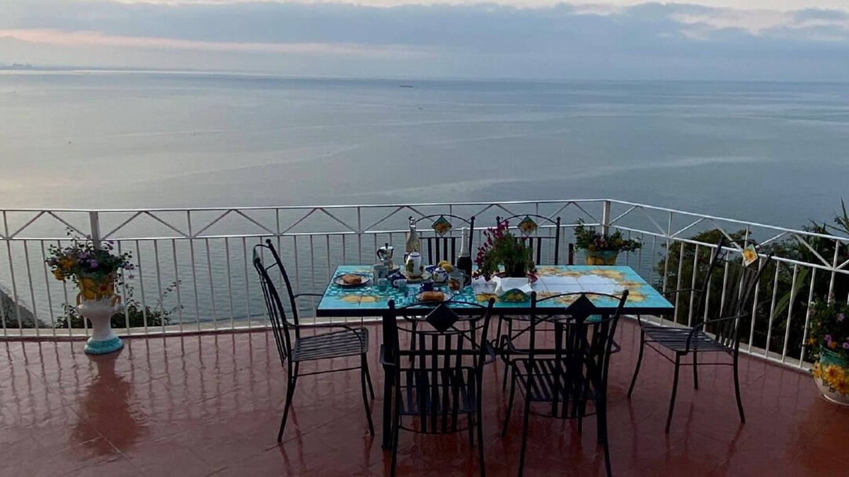Vietri sul Mare Apartment | Amalfi Coast Mar-Isa, where the sky meets the sea.
