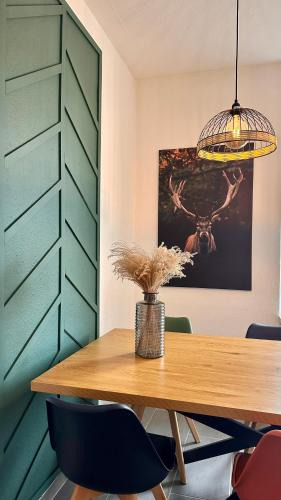 Lahr Apartment | AMAO Brown - City Center - 85 m2 - King-Size Bed - Private Parking - Storchenturm - bis 10 Pers 2Whg