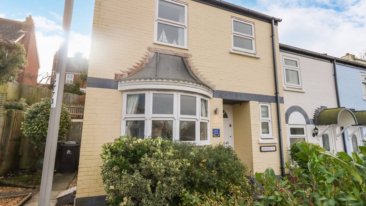 Weymouth Cottage | AMARANTA, pet friendly, with a garden in Brewers Quay Harbour