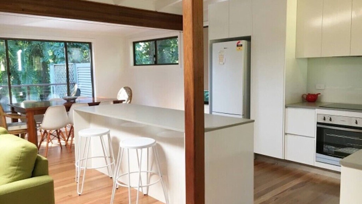 Ocean Shores House | Amaroo means "beautiful place", a cottage in tropical surrounds, close to beach.