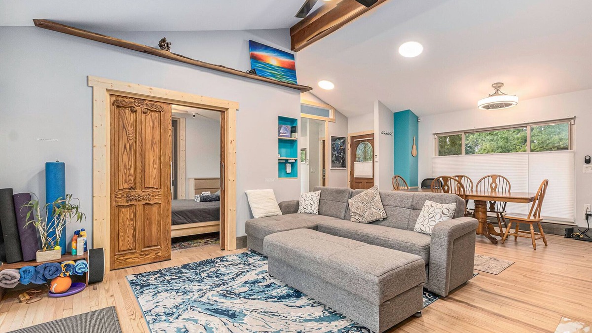 Drayton Plains Apartment | AMAZING 1 Acre Lakefront 3b/2b Apt w/Access to 4 Lakes, peaceful, boats galore!