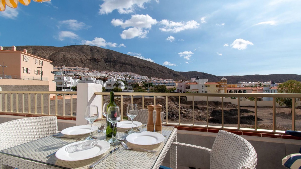 Los Cristianos Apartment | Amazing 1 Bedroom Apartment. Los Cristianos. Communal Heated Pool.