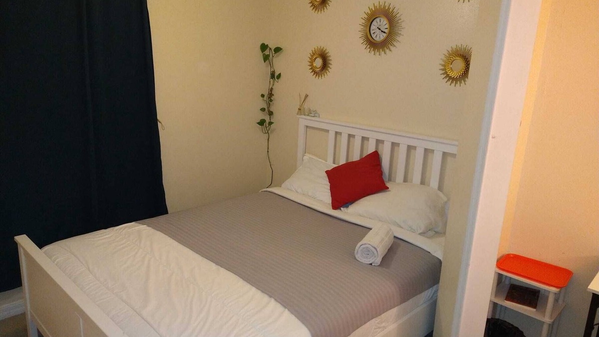 Northside Villa | Amazing 1-bedroom villa in Jacksonville with WiFi, working desk and AC