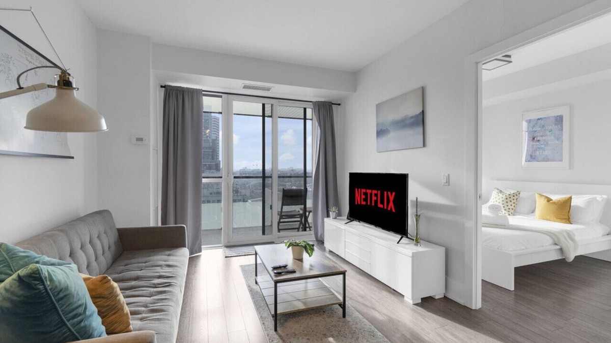 Toronto Entertainment District Hotel | Amazing 1BR - Rooftop Pool - City View - Gym