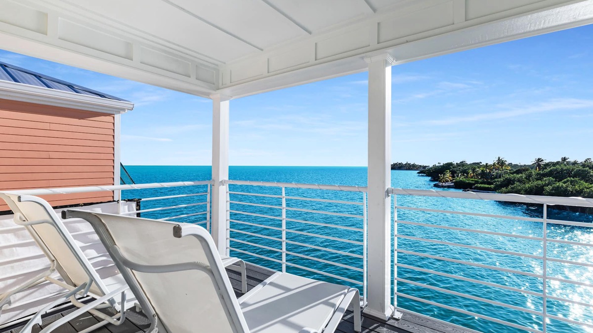 Seabreeze Trailer Park House | Amazing 2 bedroom waterfront home in a resort!