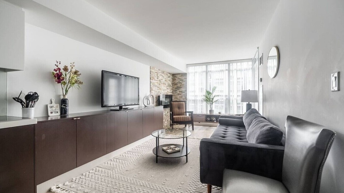 Wellington Place Hotel | Amazing 2BR Suite - Heart of Toronto - Free Parking