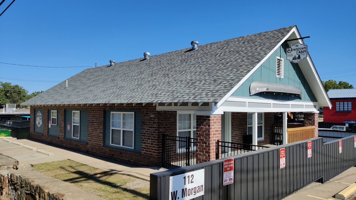 Tahlequah House | Amazing 3 Bed 2 Bath Downtown Cabin! Huge Fenced Patio, Walkable, Wifi + n