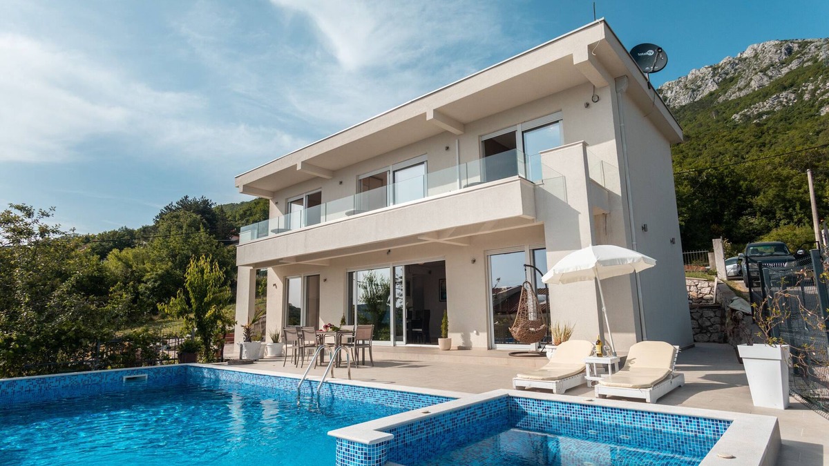 Lapcici Villa | Amazing 3 bedroom home w/pool in Budva