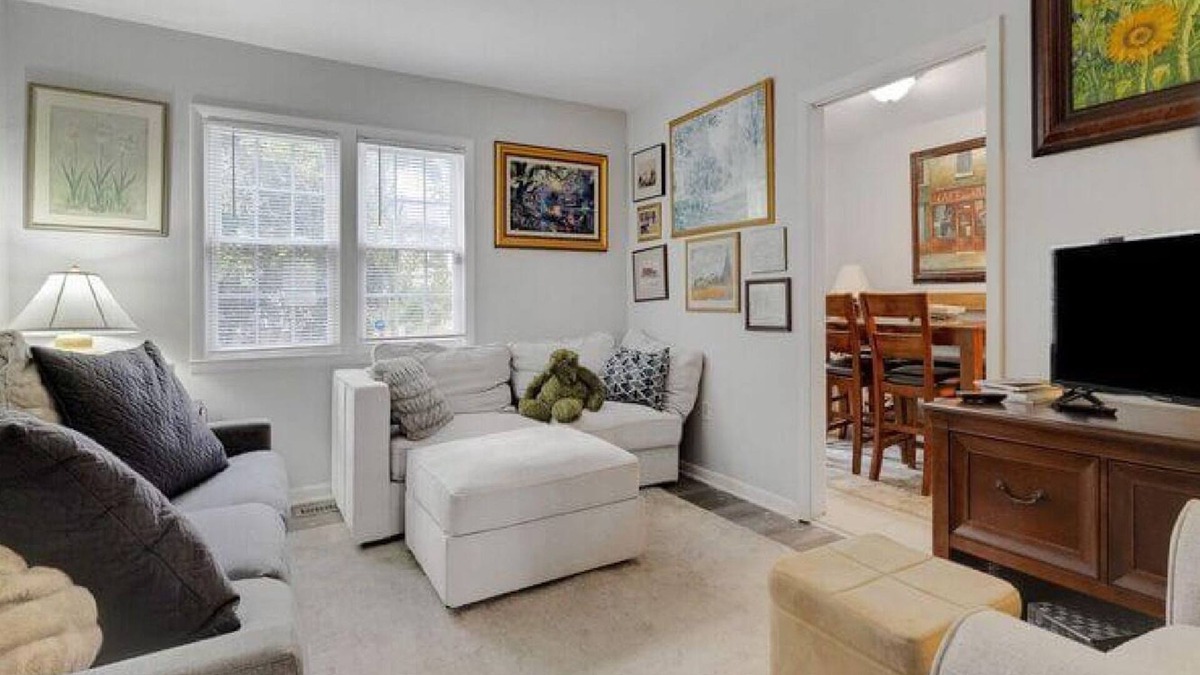Franconia House | Amazing 3-bedroom townhome with AC in Alexandria. Walk to metro. Park two cars!