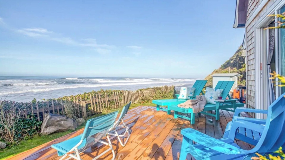 Lincoln City House | AMAZING 4 bd beach front home! w/stairsnto beach Pets-ok!