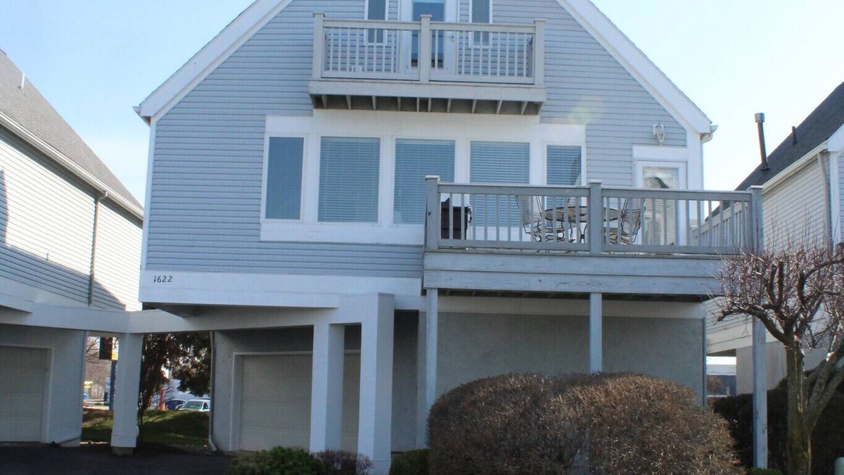 Port Clinton House | AMAZING! 4Bed/3Bath Water's Edge Beach House with Pool and Hot Tub!