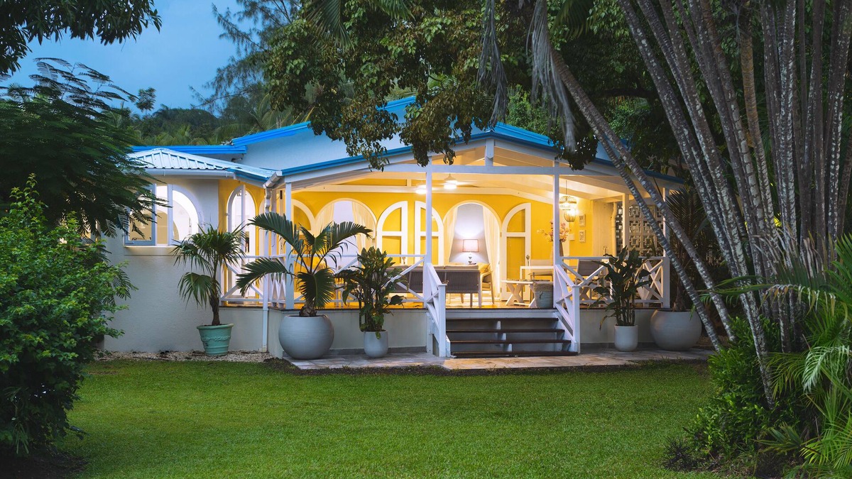 Speightstown Villa | Amazing 5 bedroom villa 4 min walk to Mullins beach with private garden and pool