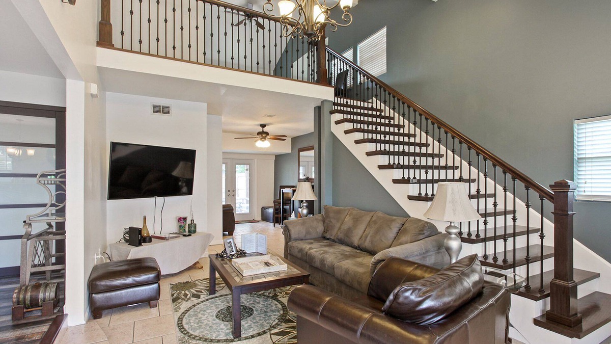 Fillmore House | Amazing 5 Bedroom House that Sleeps 10, Near City Park!