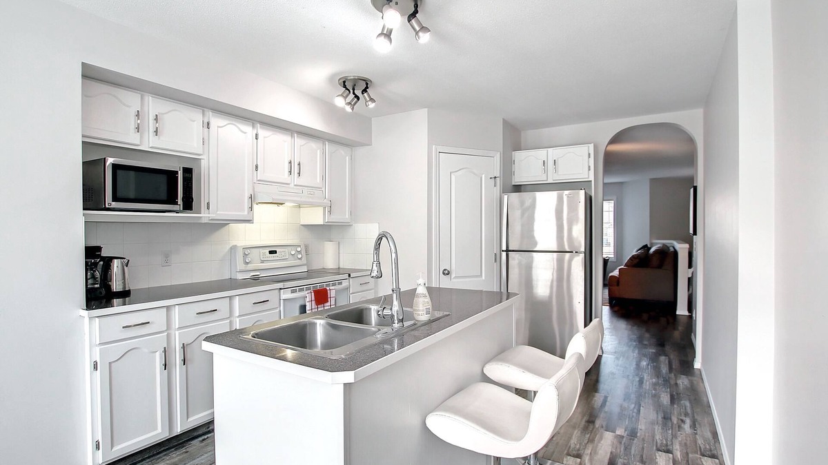 Royal Oak House | AMAZING 5BEDROOM, 3BATHS, AC, QUIET RD, CLOSE TO LRT