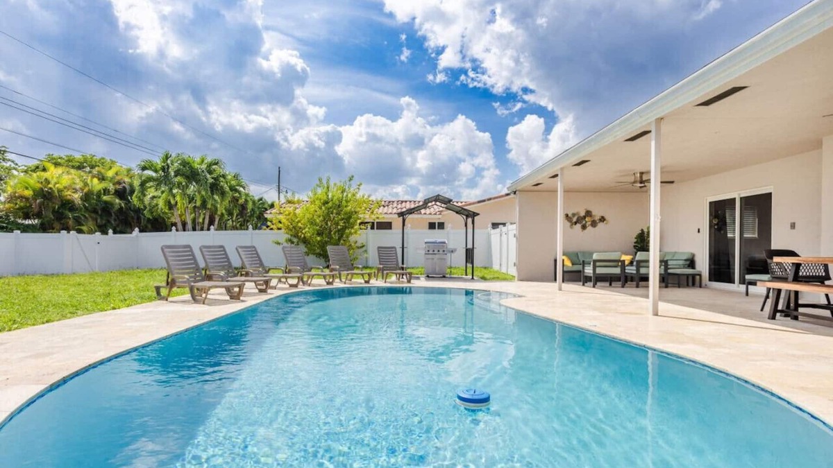 Hollywood Hills House | Amazing 5BR/3BA Villa Heated Pool near Hard Rock