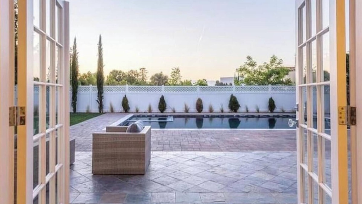 Sherman Oaks Villa | Amazing 6BR Villa w/Home Theater,Pool & Basketball