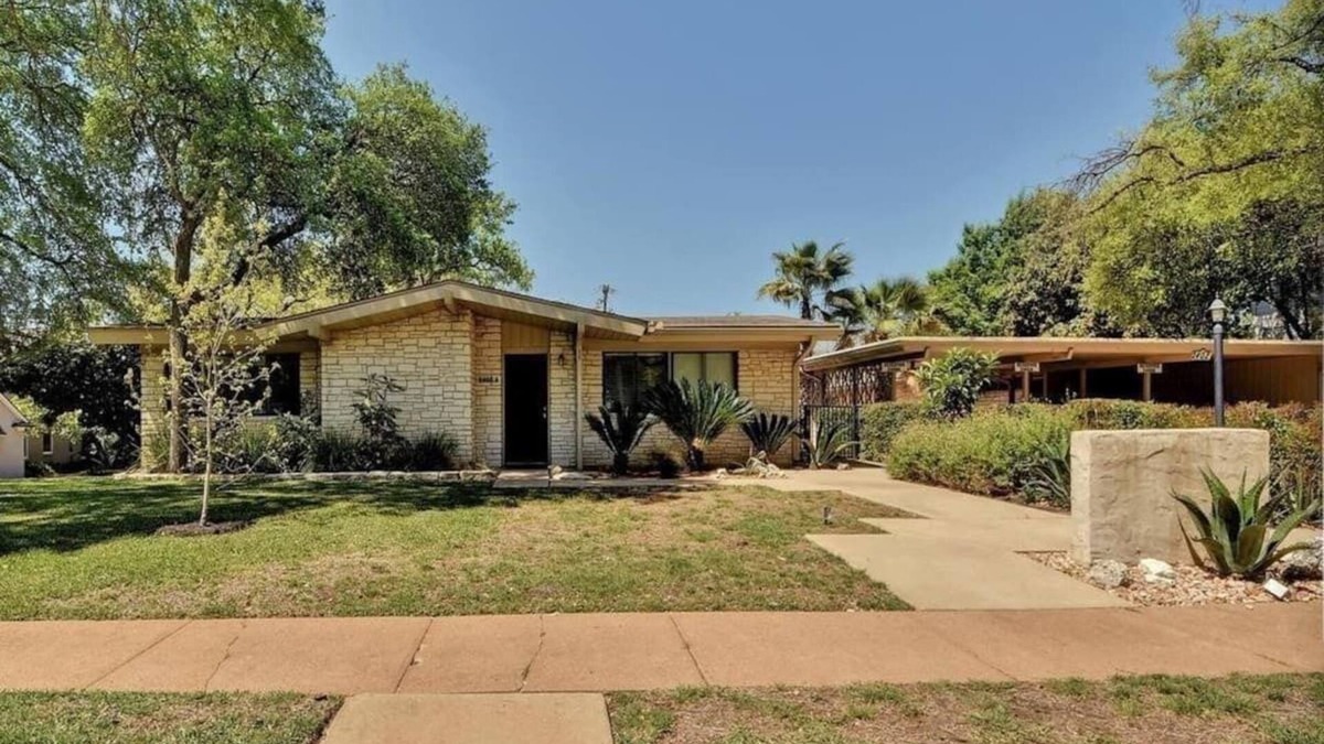 Tarrytown House | Amazing and centrally located summer oasis with a Mid-century modern feel