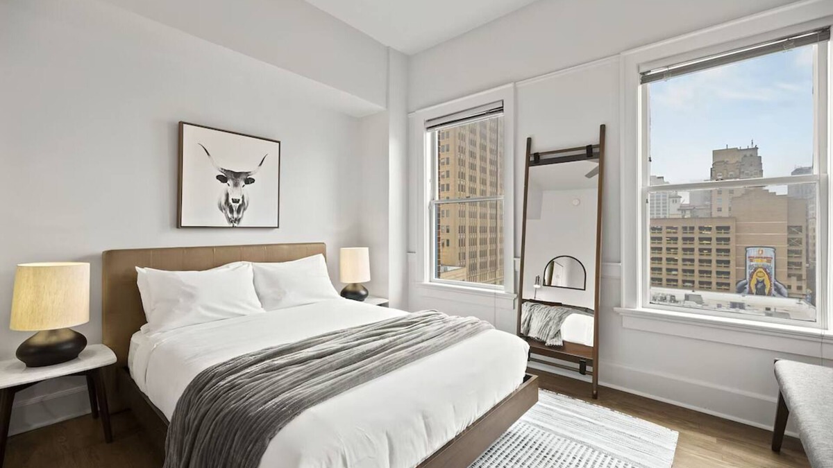 Downtown San Antonio Apartment | Amazing Apartment Near San Antonio's Hotspots | Modern Amenities + Pet Friendly