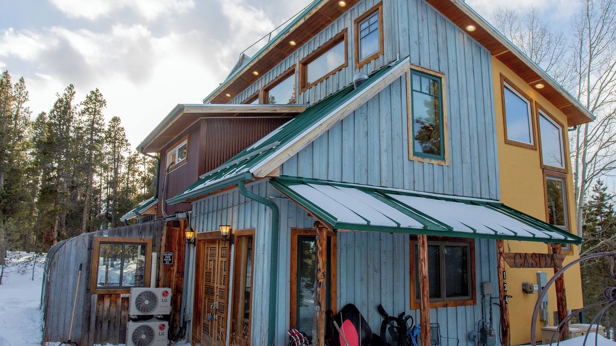 Black Hawk House | Amazing artistic home, hot tub, dreamy views! July 28-Aug 6th available now!