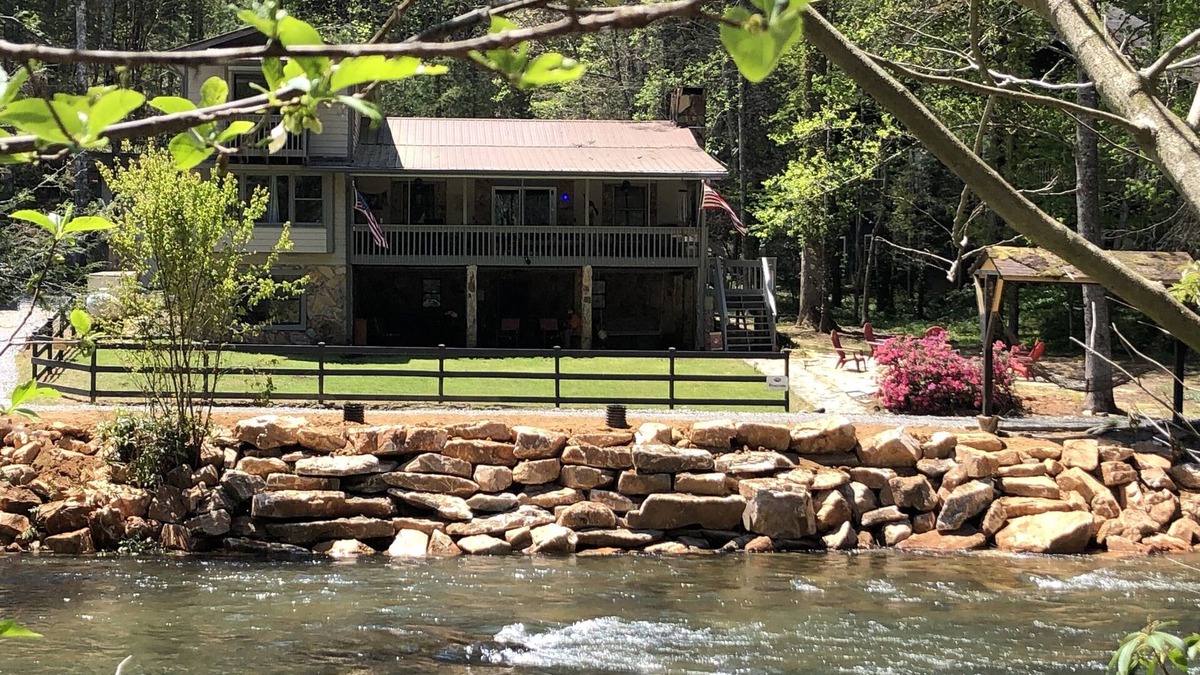 Blue Ridge Cabin | Amazing Aska Adventure Fishing, Tubing, Kayaking Home on the North Toccoa River!
