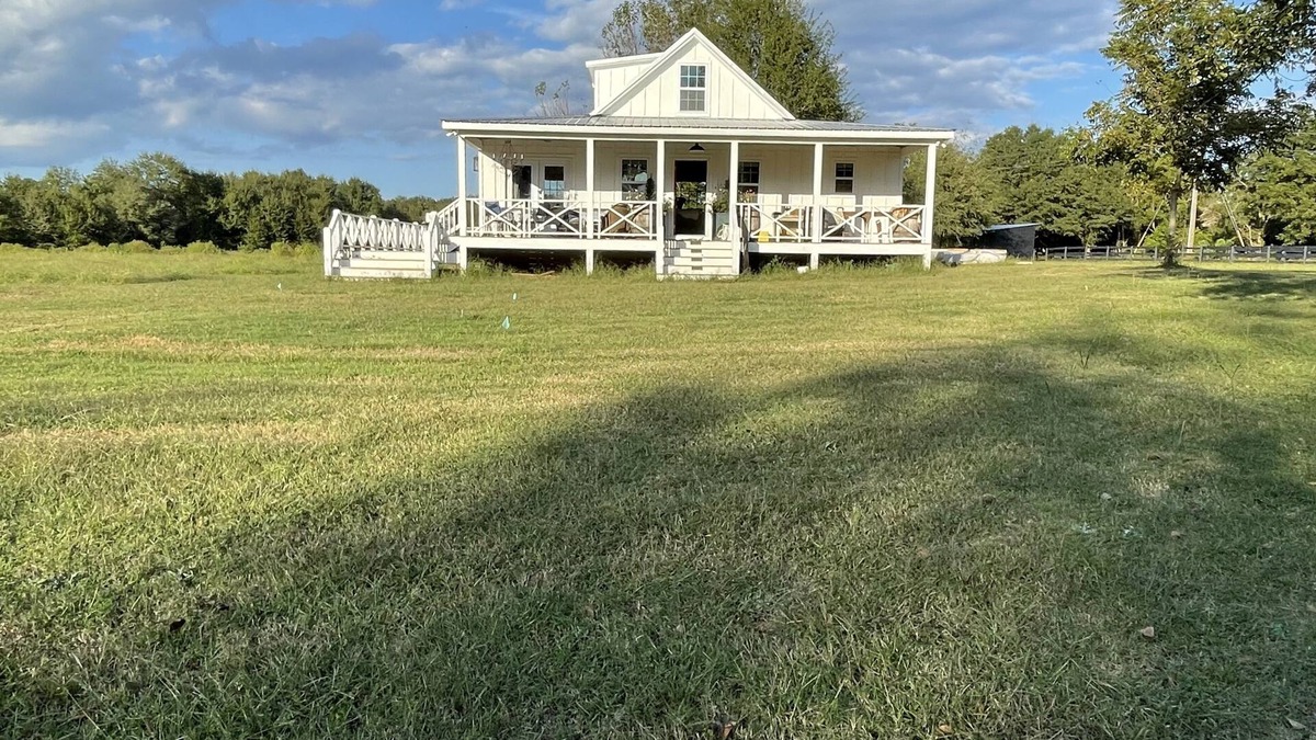 South Carolina Lakes & Blackwater Rivers Cabin | Amazing Barn Lodge on 100 ac Farm, minutes into fun Aiken. Dog & Horse friendly!