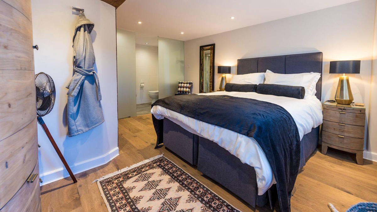 Irstead House | Amazing Barn with Snooker Room, Gym and Bar