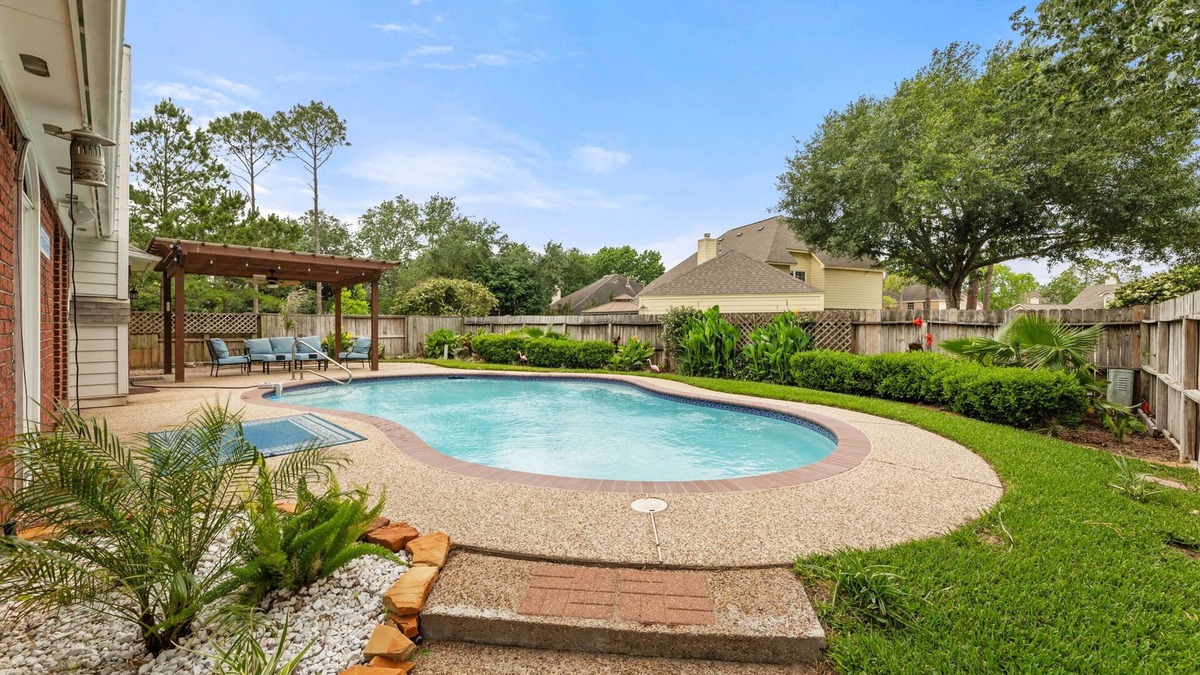 Clear Lake House | Amazing Bay Escape w/Pool - Sleeps 10, Near NASA