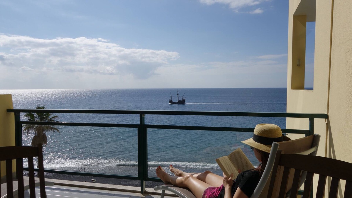Sao Martinho Apartment | Amazing beach waterfront holiday apartment with ocean view and swimming pool