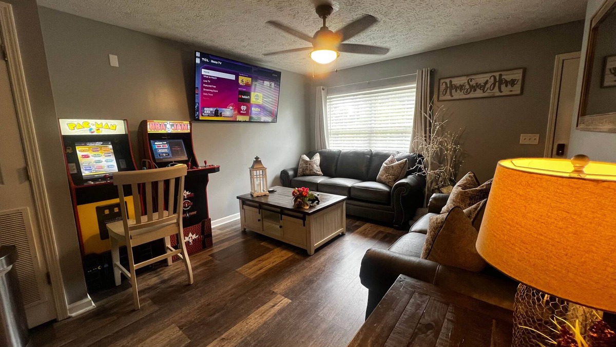 Sevierville House | Amazing Beds!-2 miles to Dollywood-The Island-Tanger