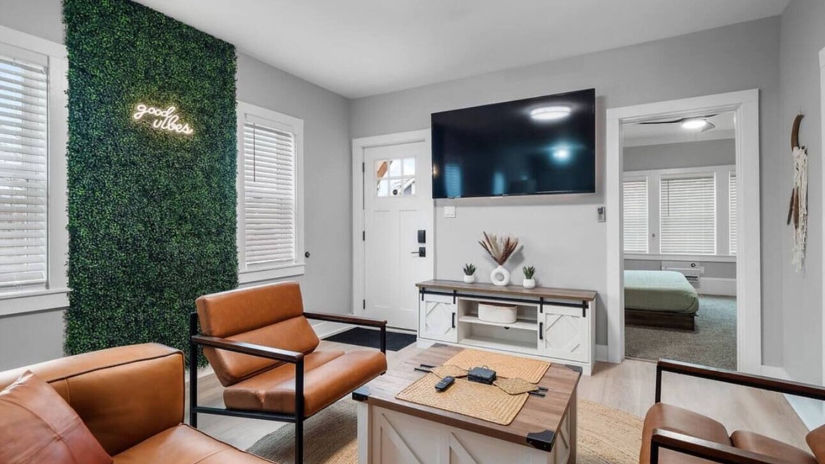 Detroit - Shoreway Apartment | Amazing Boho Oasis Apartment in Ohio City