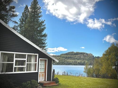 Colonia Suiza Ski Chalet | Amazing Cabin on the Shore of Lake Moreno H58 by Apartments Bariloche