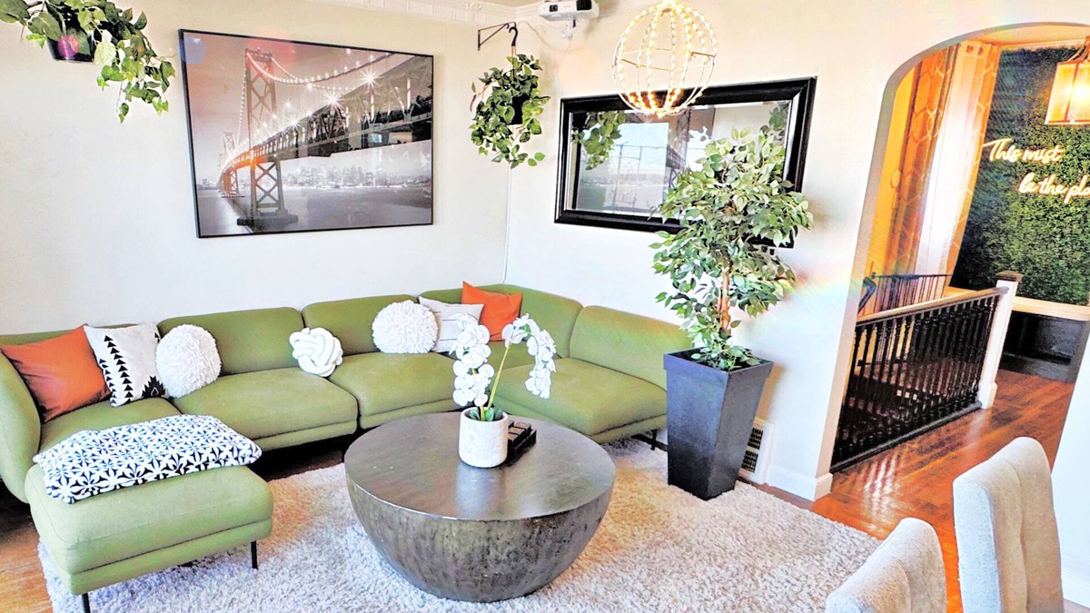 Upper Market House | Amazing City Views Free Parking & King Bed