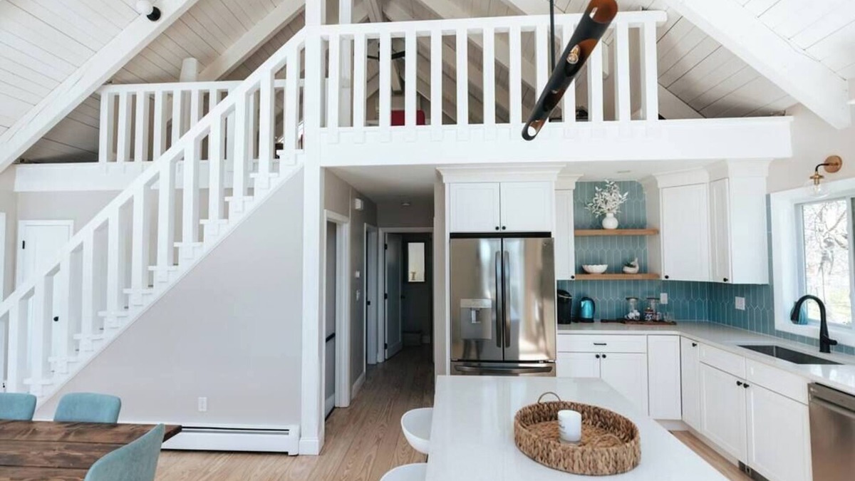 Middletown House | Amazing compound! Wedding stays! Gatherings! Newport! Beach!