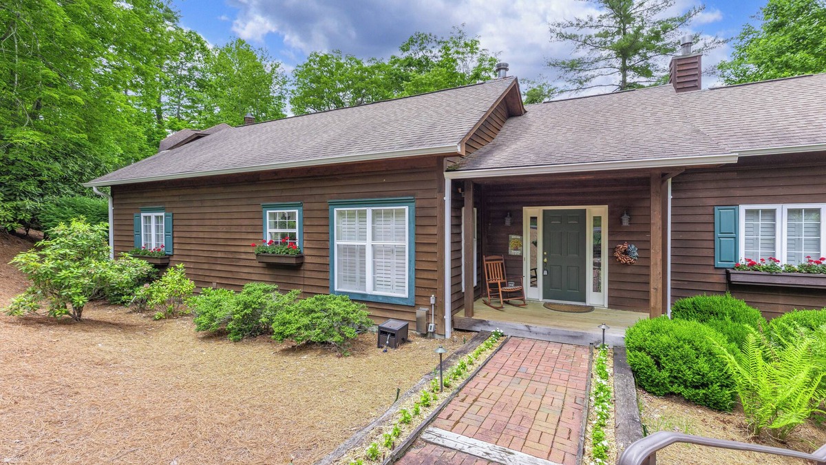 Sapphire Condo | Amazing condo in Sapphire within walking distance to Fairfield Lake