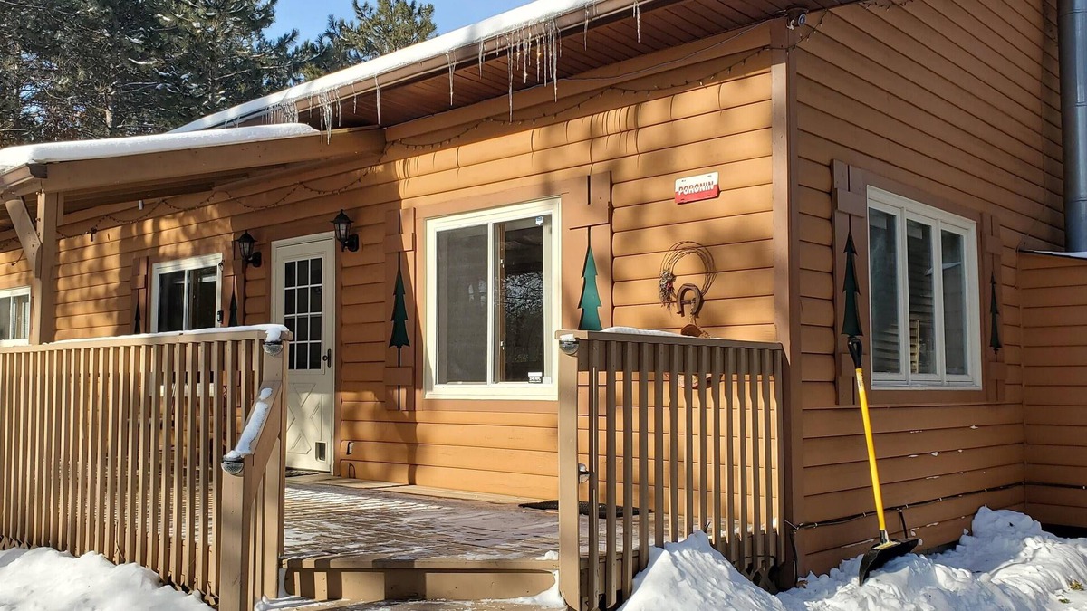Necedah House | Amazing cottage in a forest with great amenities