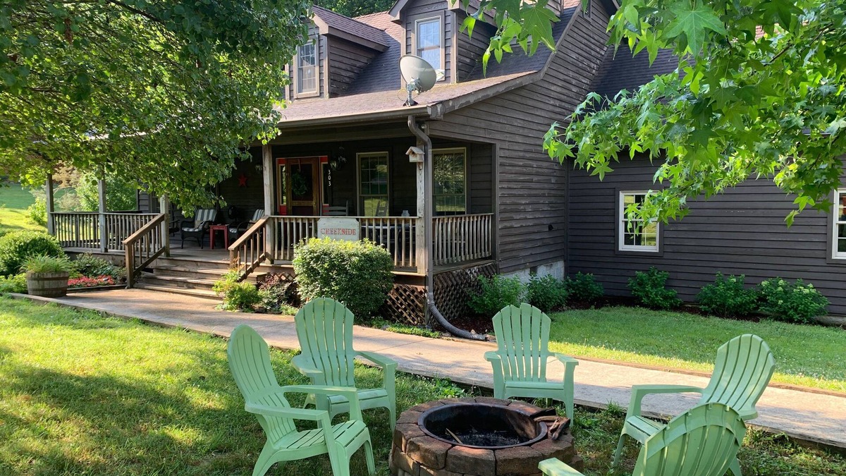 Spencer Cabin | Amazing cottage with HUGE screened in deck-3B-2.5B-hot tub-by Fall Creek Falls