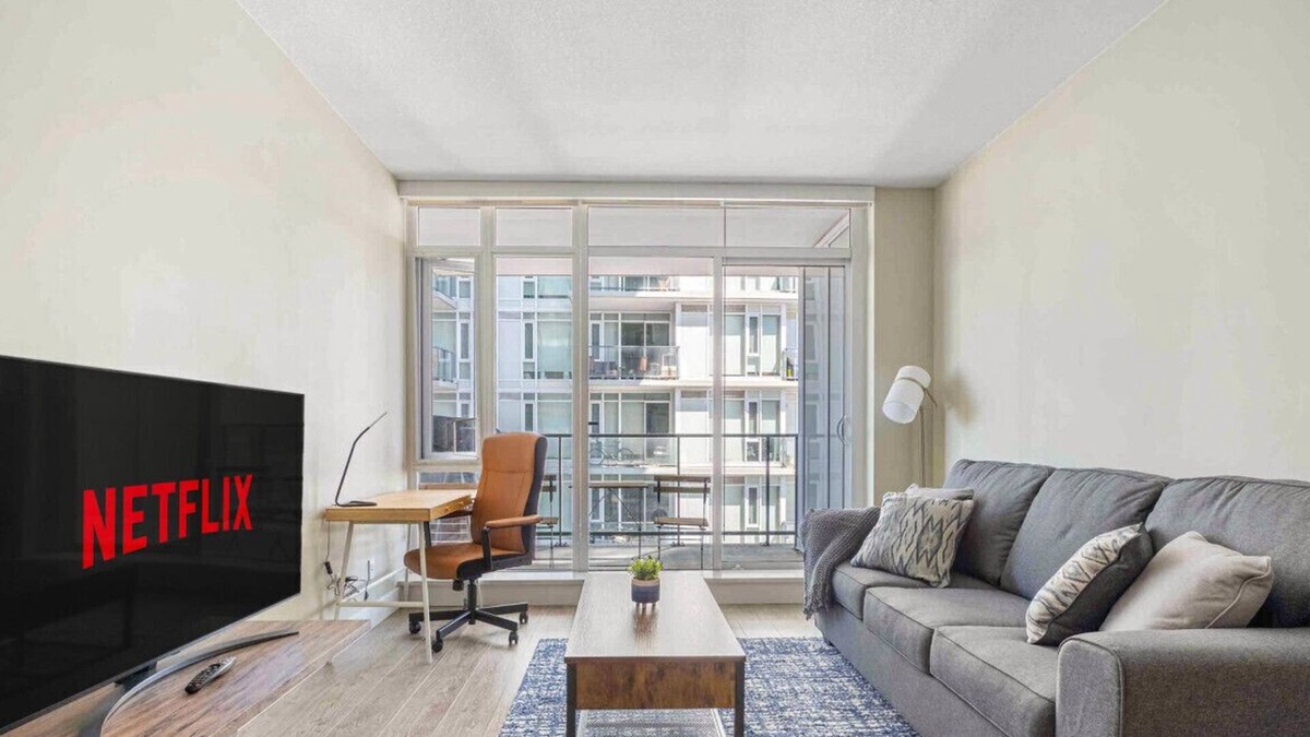 Victoria Park Condo | Amazing DT Views » AC » Sleep 4 » Parking » Wifi
