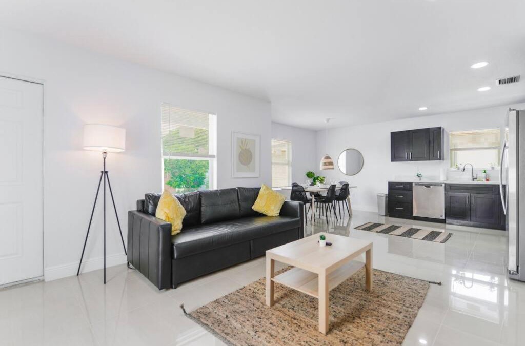 Gladeview House | Amazing Duplex 3 BR/2 Bathrooms close to Wynwood