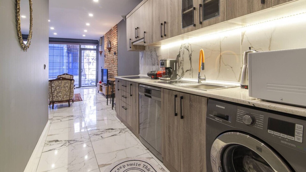 Fatih Apartment | Amazing Flat near Kennedy Avenue in Fatih
