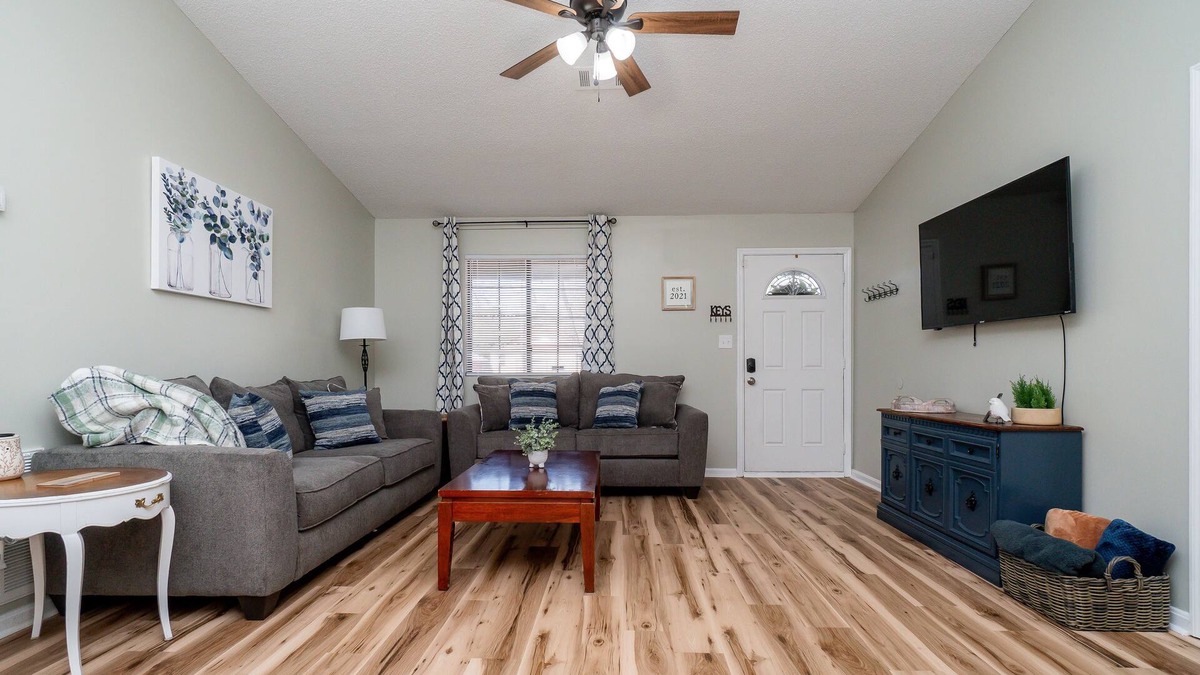 Warner Robins House | AMAZING for Large Groups or Crews- 7 beds/4 bedrooms