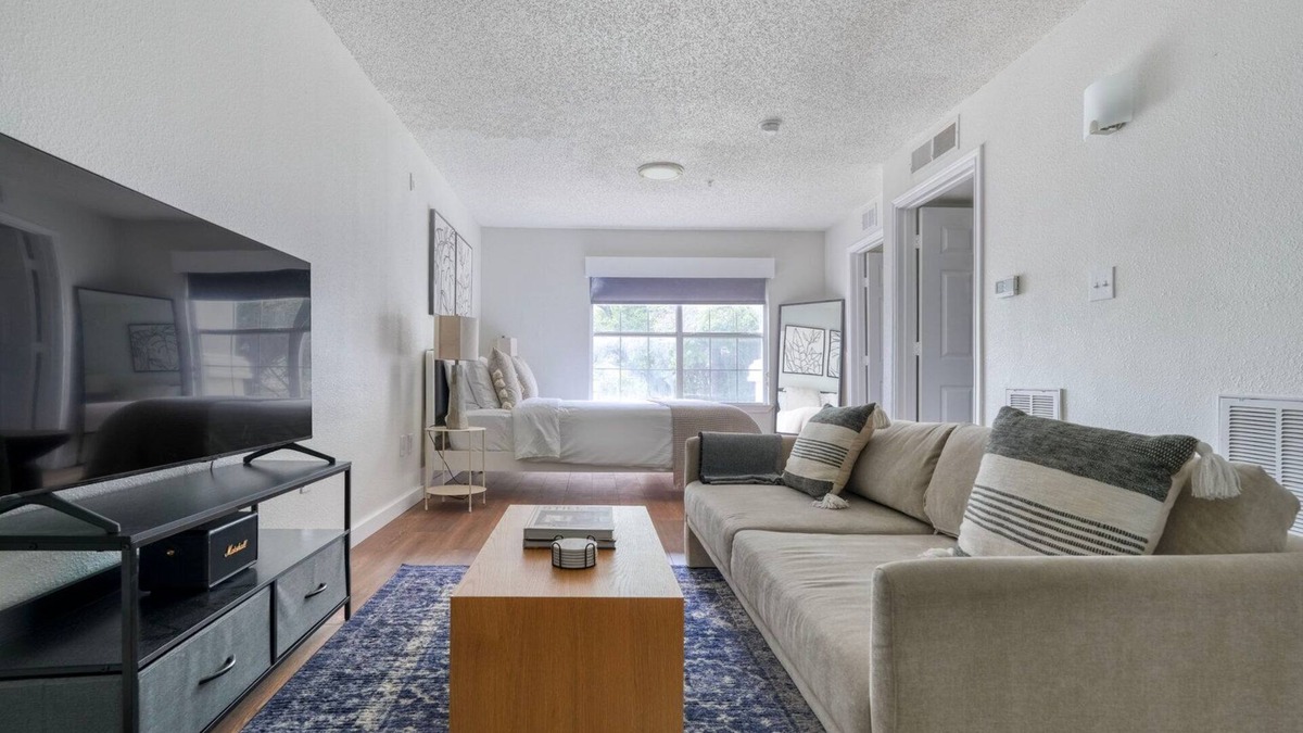 Gateway Apartment | Amazing Gateway Studio w/Gym, Pool, nr Movies, by Blueground