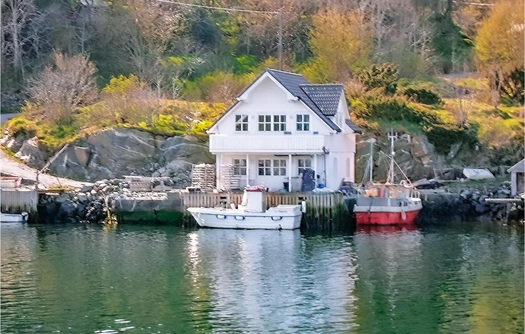 Kalve House | Amazing home in Bakkasund with 3 Bedrooms and WiFi