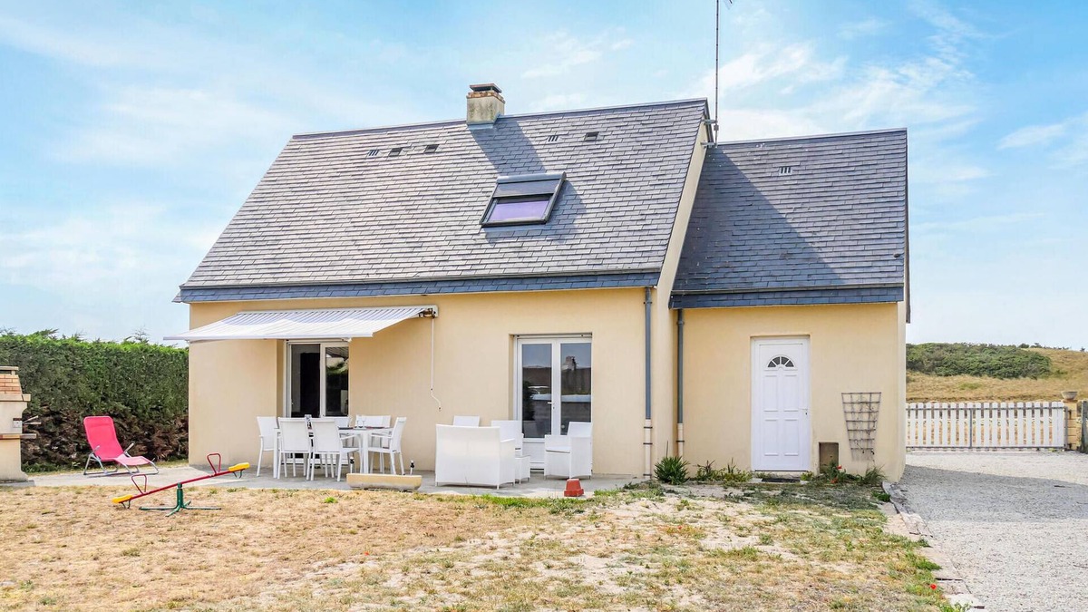 Creances House | Amazing home in Creances with WiFi