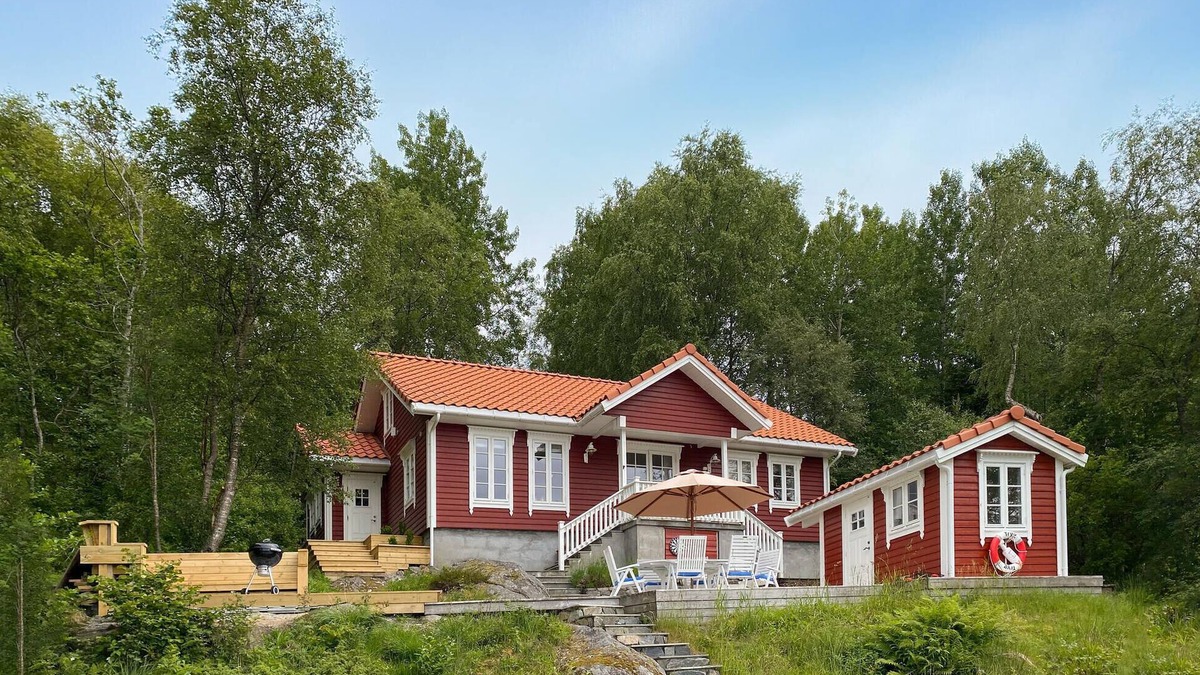 Ulsteinvik House | Amazing home in Eiksund with kitchen