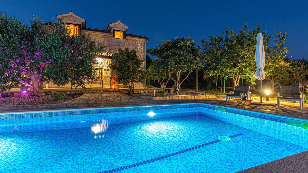 Lozovac House | Amazing home in Lozovac with kitchen