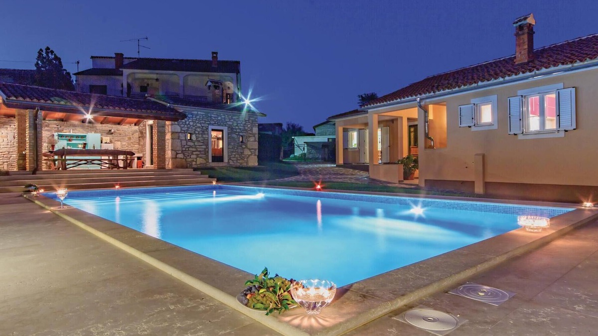 Jakomici House | Amazing home in Potpican with kitchen