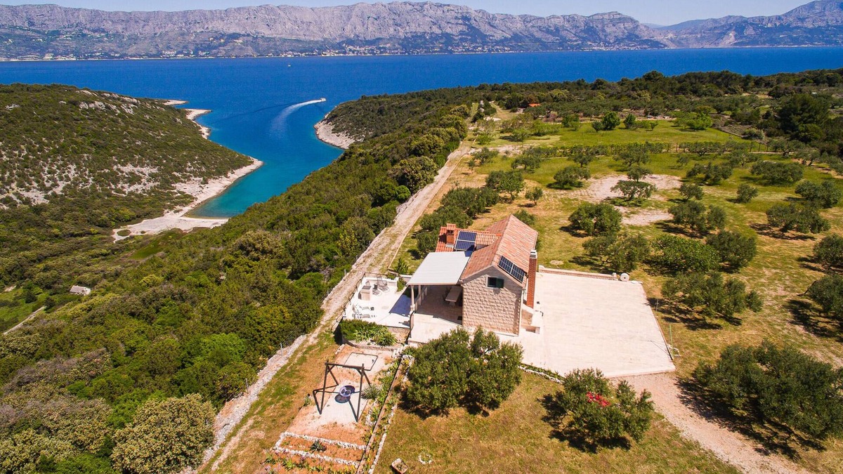 Pucisca House | Amazing home in Pucisca with lake view